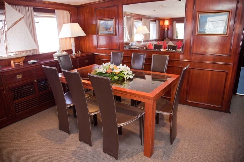 The 30m Yacht LADY ROXANNE