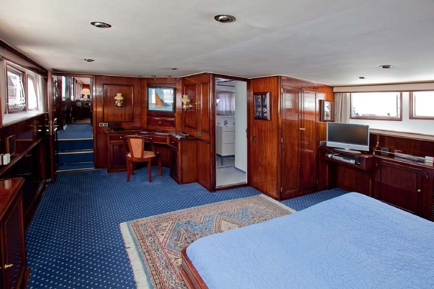 The 30m Yacht LADY ROXANNE