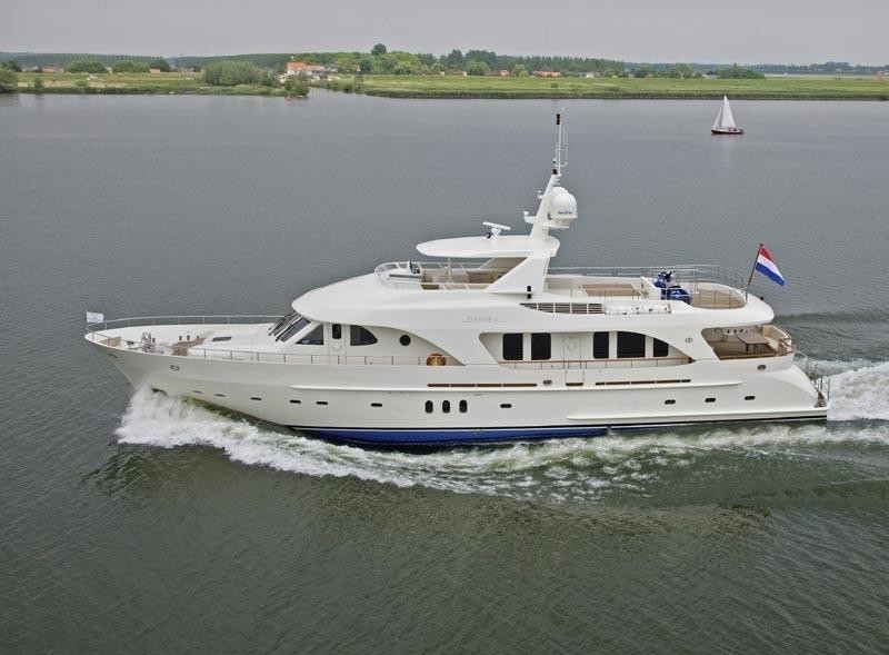 The 30m Yacht MAXIMUS