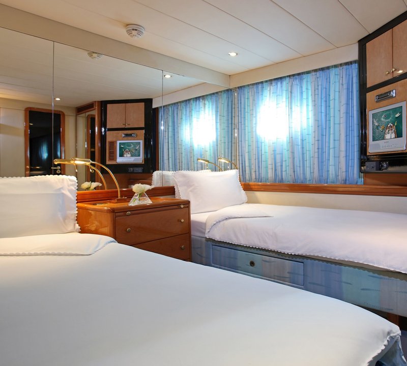 The 34m Yacht UNPLUGGED