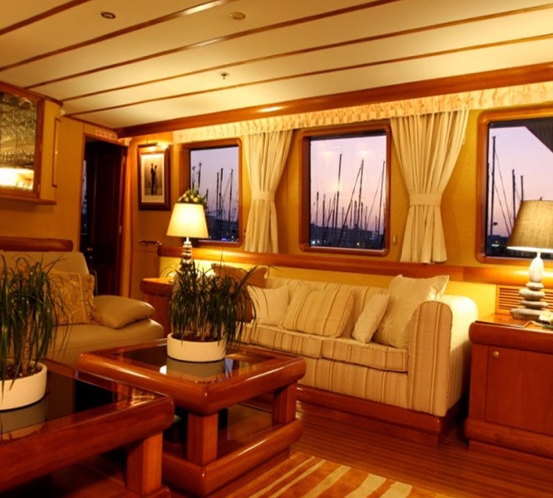 Profile: Yacht 5 FISHES's Saloon Photograph