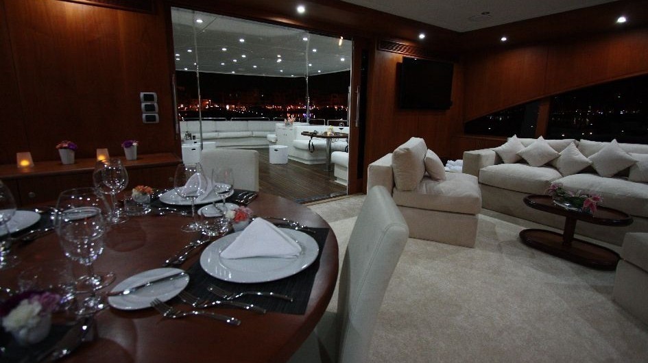 Aft: Yacht SEVEN SPICES's Eating/dining Saloon Captured