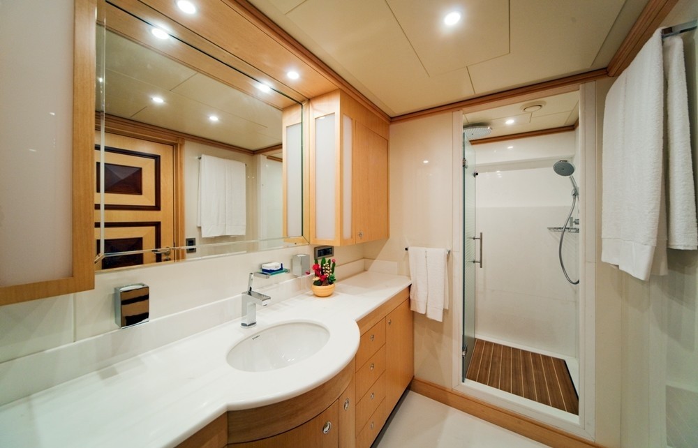 Portside Bath On Board Yacht GOLDEN HORN
