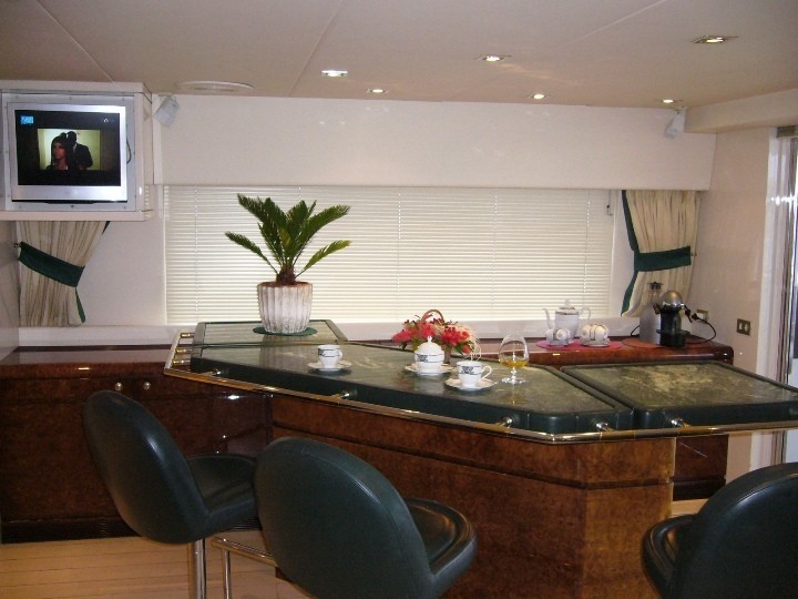 Drinks Bar: Yacht LADYSHIP's Top Saloon Photograph