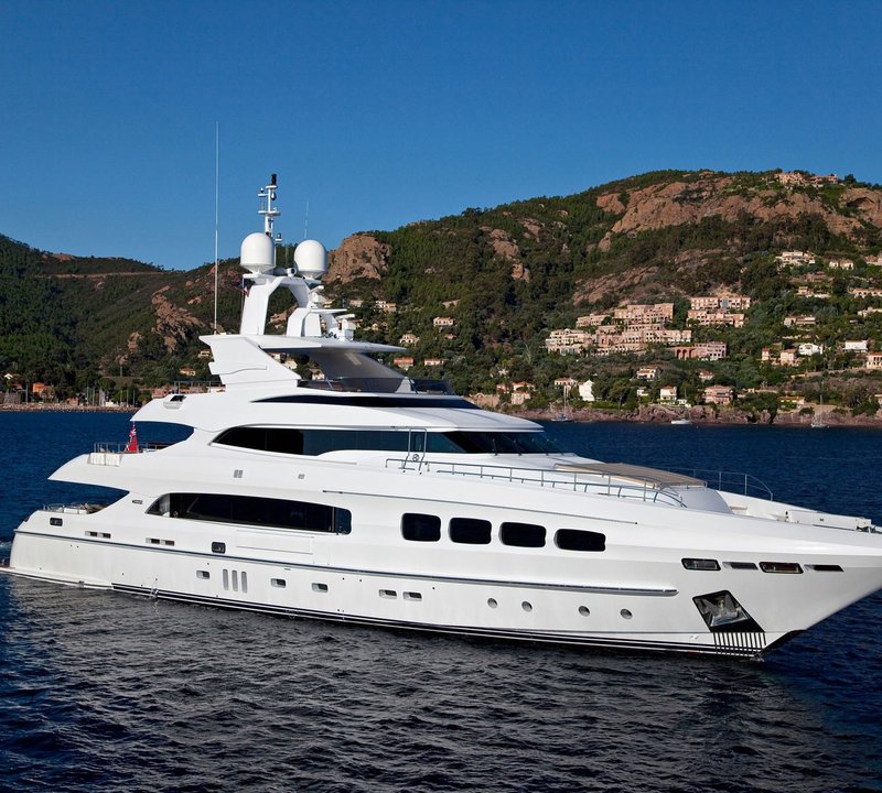 Profile Aspect On Yacht MANIFIQ