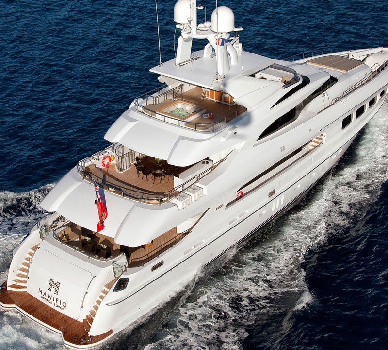 Aft Aspect: Yacht MANIFIQ's Cruising Photograph
