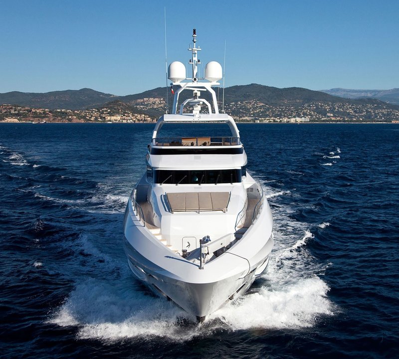 Forward: Yacht MANIFIQ's Cruising Photograph