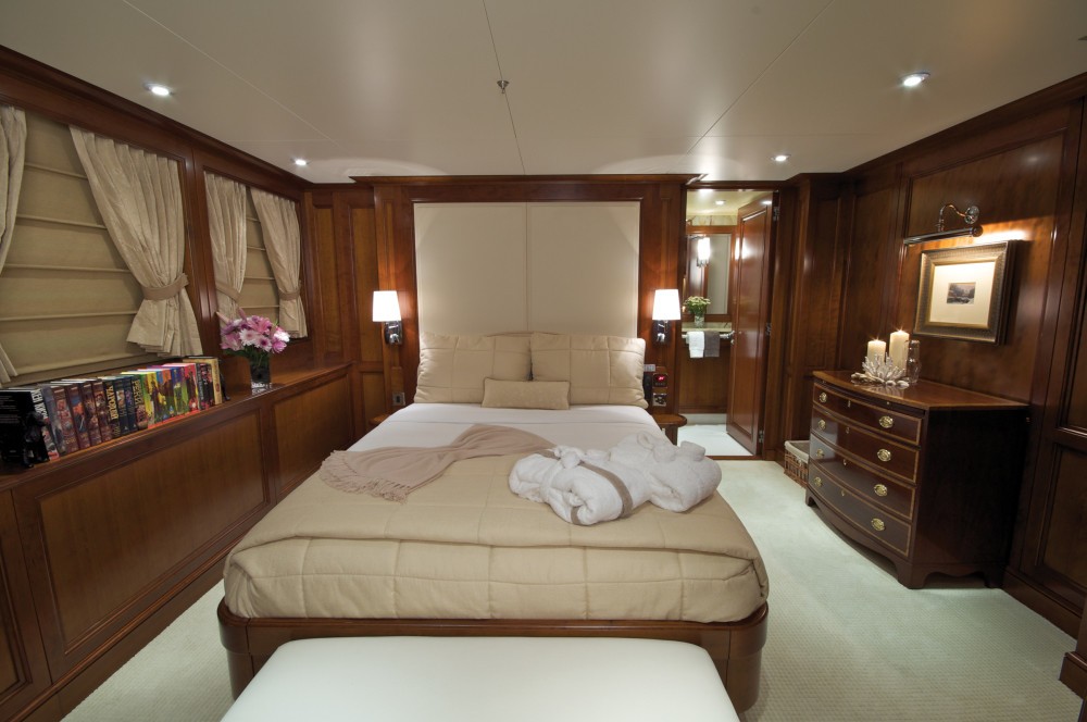 Queen Sized Cabin On Board Yacht YOU &AMP;AMP; ME