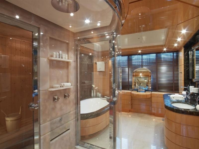360 Showering Area On Yacht 360°