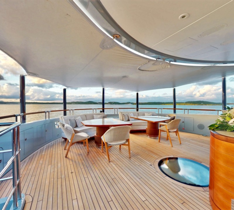 Deck Dining Aft