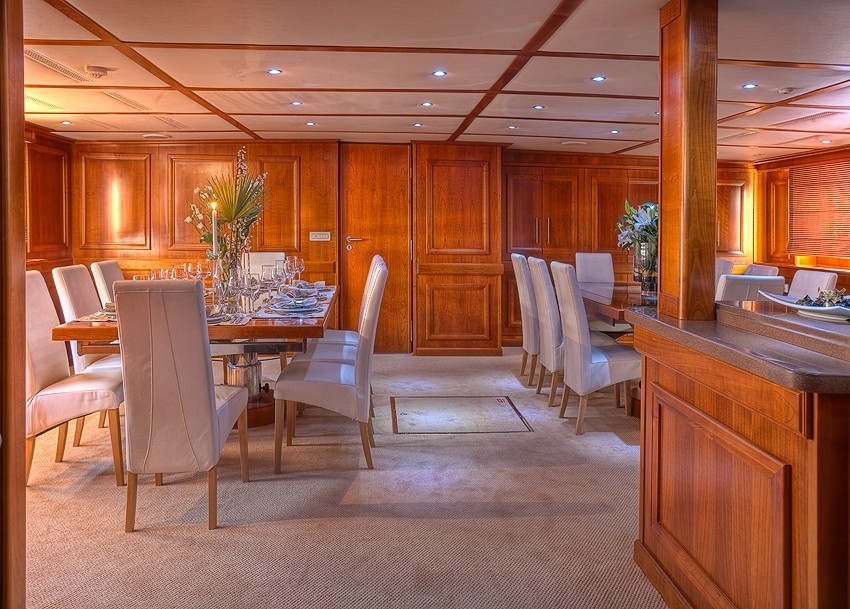 Inside Eating/dining On Board Yacht SANSSOUCI STAR