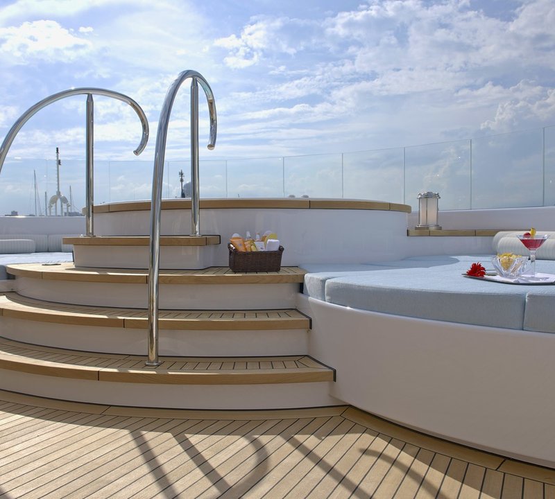 Jacuzzi Pool On Yacht HUNTRESS
