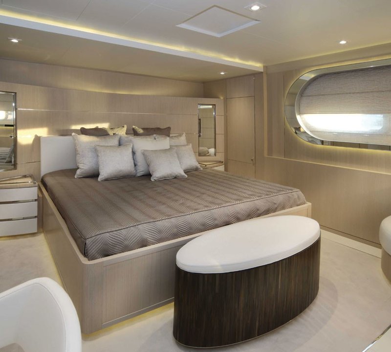 Berth: Yacht LIGHT HOLIC's Guest's Cabin Pictured