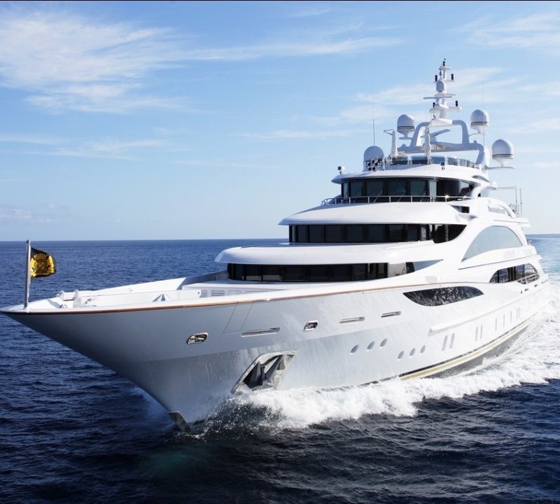 Forward Aspect: Yacht DIAMONDS ARE FOREVER's Cruising Image