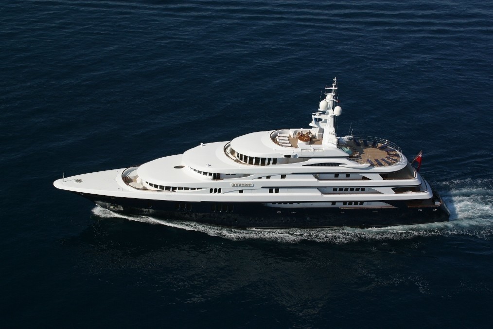 Profile Aspect: Yacht FREEDOM's Cruising Photograph