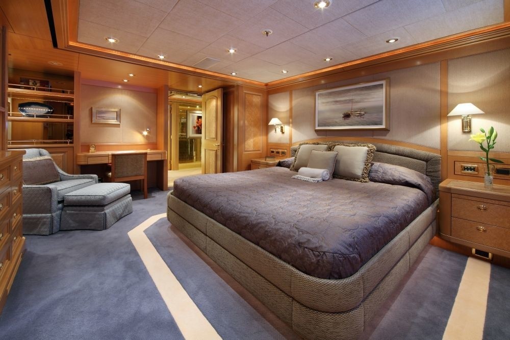 Guest's Cabin Including King Berth Blue On Yacht LAUREL