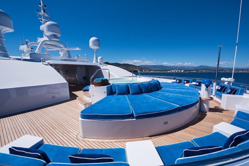 Life On Yacht QUEEN MIRI