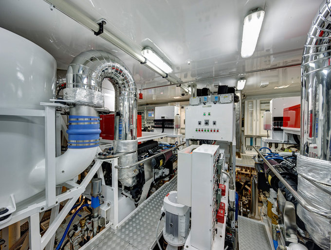 CaryAli Yacht - Engine Room
