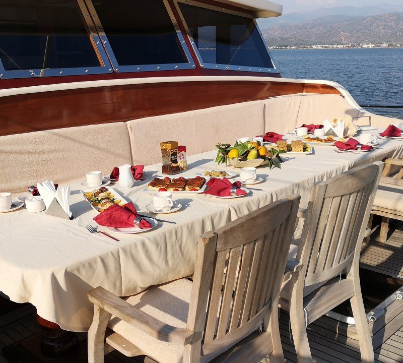 Bow deck dining
