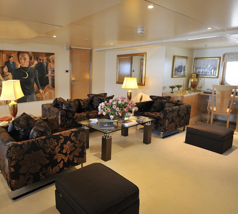 Darwin Cabin - Master Salon