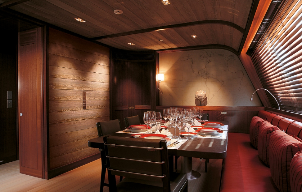 Dining on board of charter yacht Rosehearty - Perini Navi