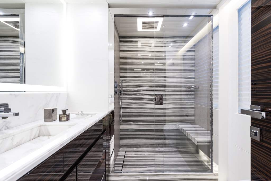 Guest ensuite - double cabin