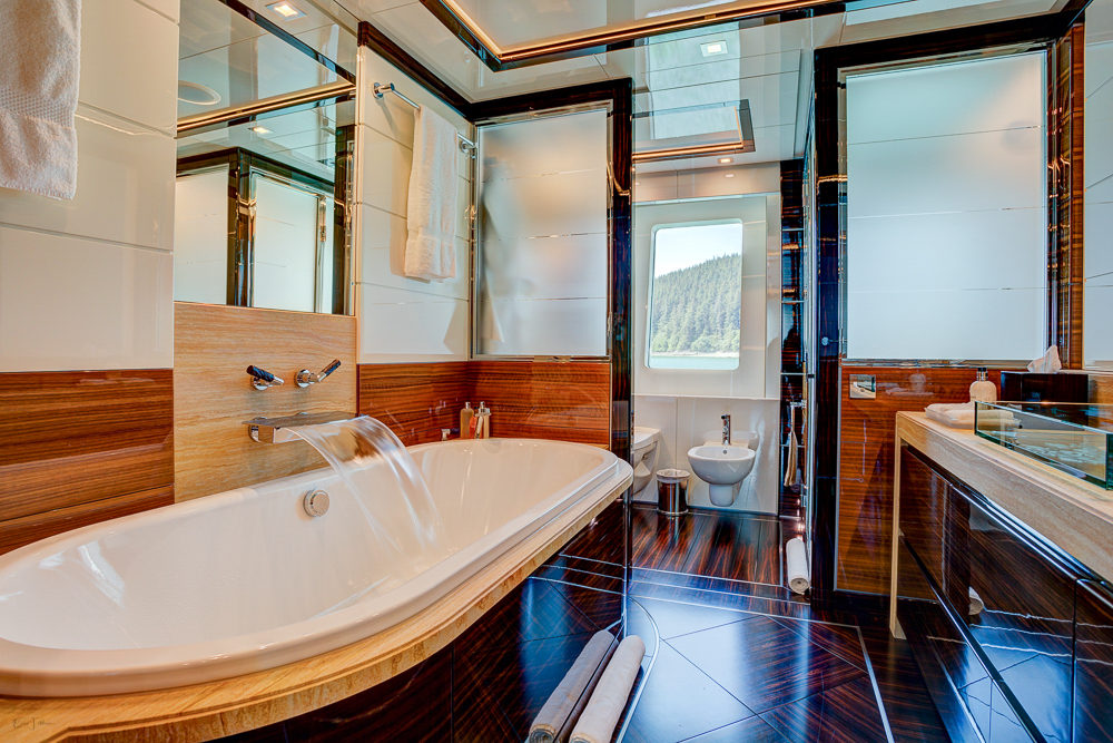 Icon Motor Yacht PARTY GIRL - Master ensuite