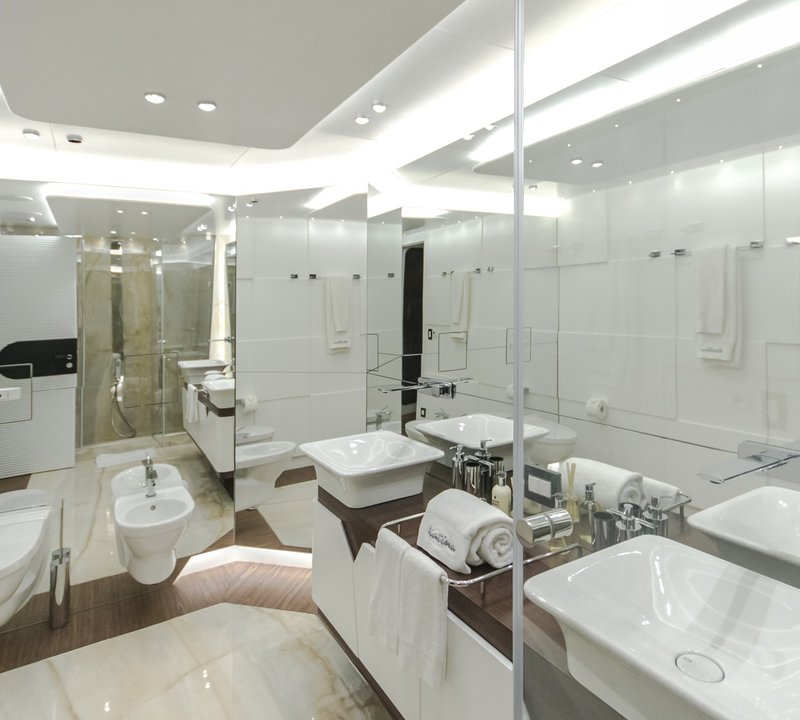 Katina yacht - bathroom