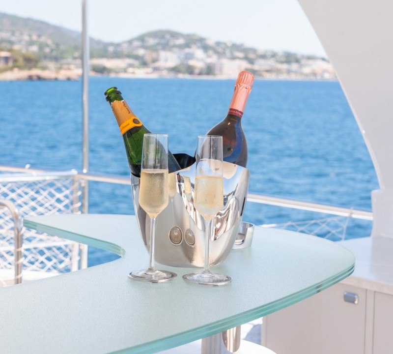Lifestyle Closeup Sundeck