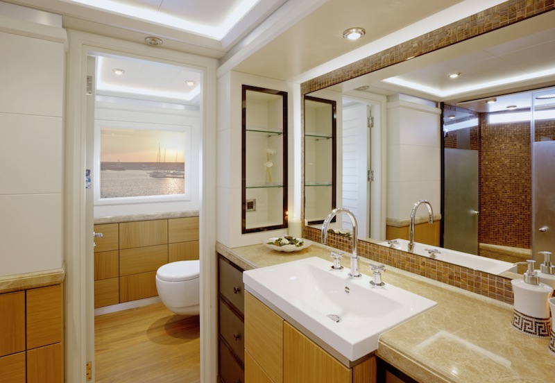 MY Quaranta Master ensuite