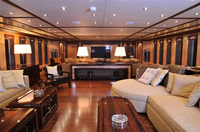 Main-Saloon - Leo