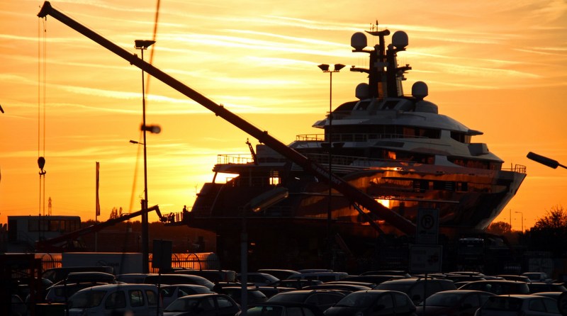 Mega yacht Y709