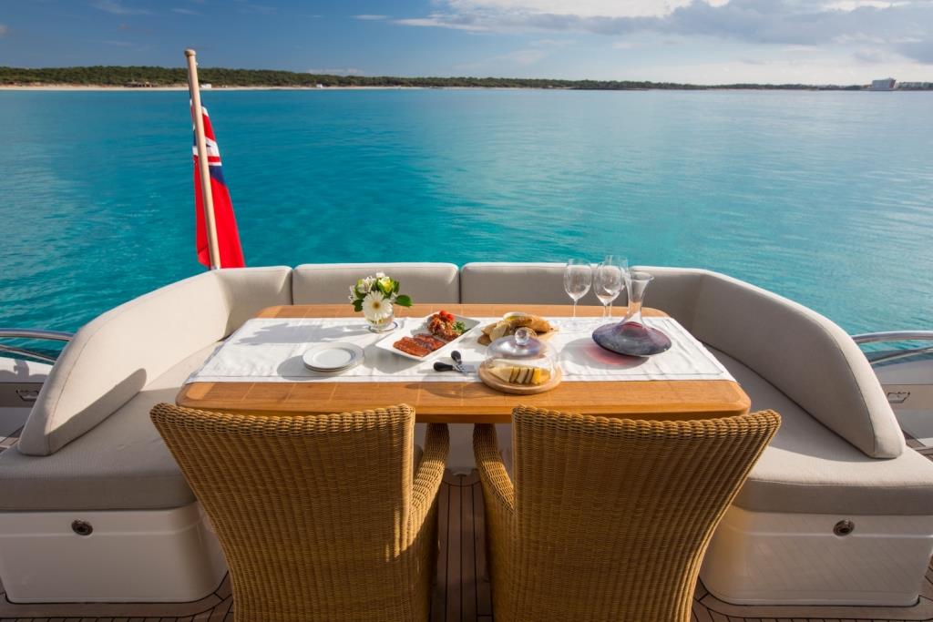 Motor Yacht LA VIE - Aft deck dining
