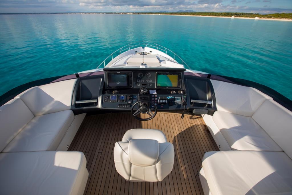 Motor Yacht LA VIE - Flybridge helm