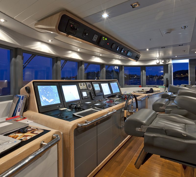 Motor yacht KINTA - Pilot house