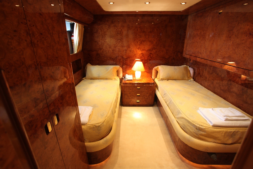 Motor yacht MOSKING - Twin with Pullman