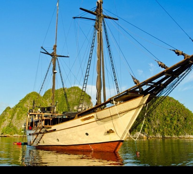 SILOLONA At Anchor