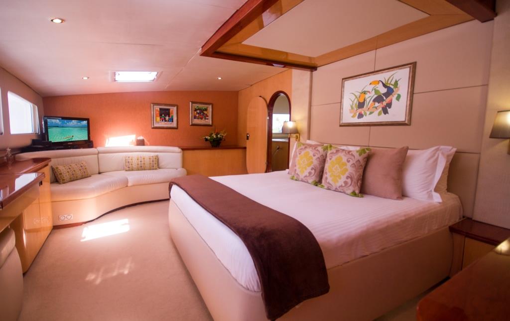 SY KINGS RANSOM - Master stateroom view to stbd