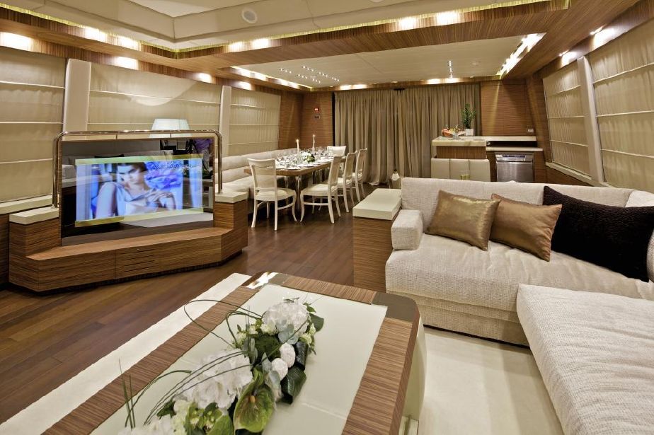 Saloon With TV And Dining