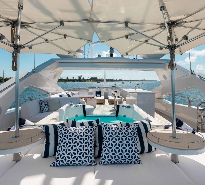 Sundeck Jacuzzi 3