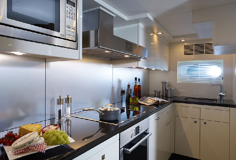 Sunseeker Predator 92 Sport Galley