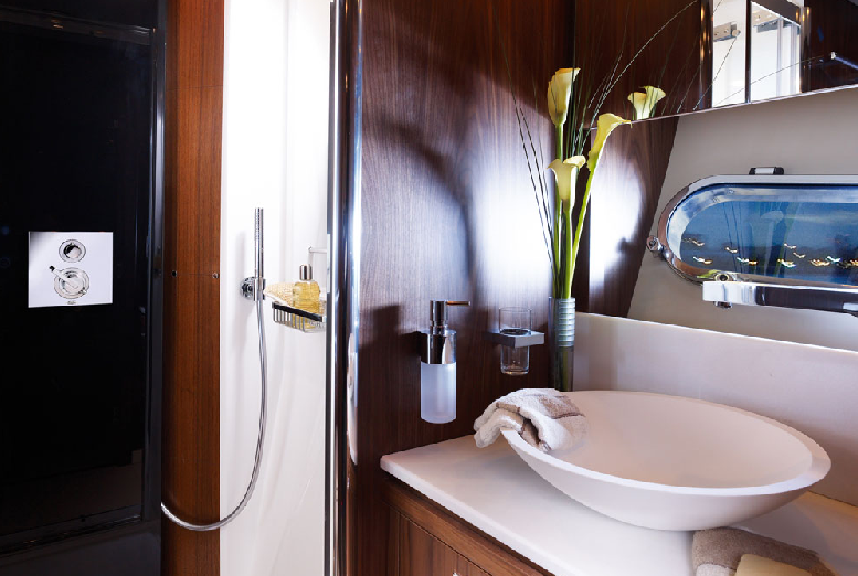 Sunseeker Predator 92 Sport - Guest Cabin En Suite