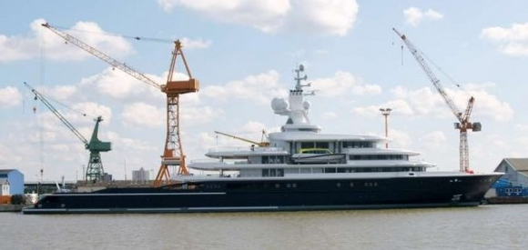 Super yacht LUNA