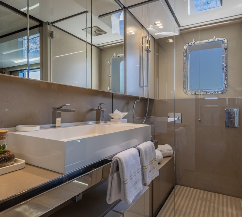 VIP Cabin Right - Bathroom