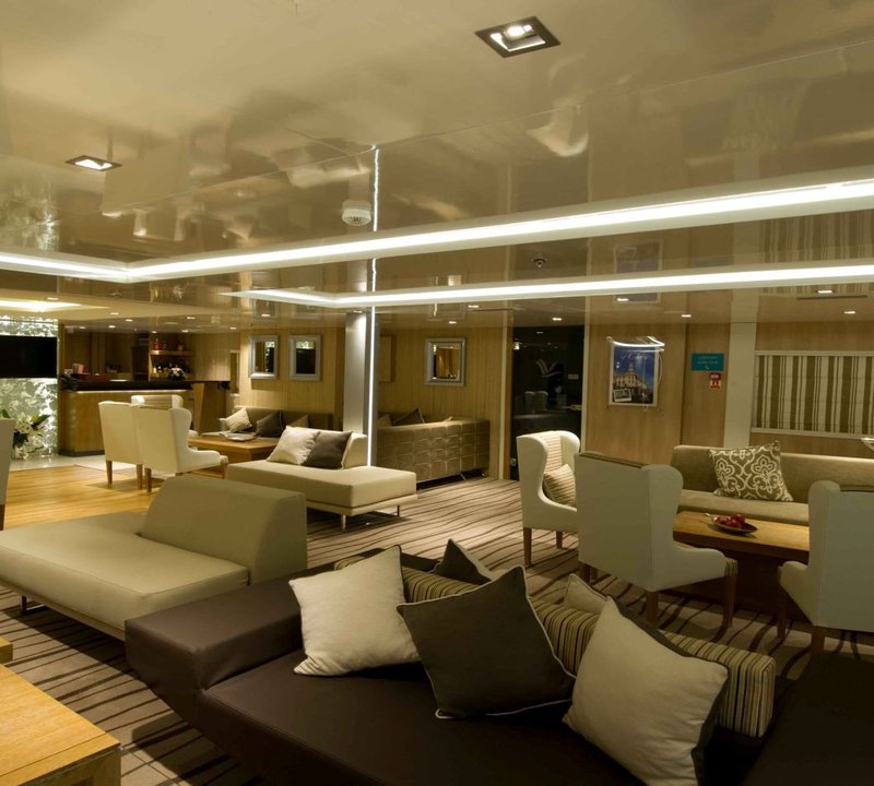 Voyager_main_lounge__Reception