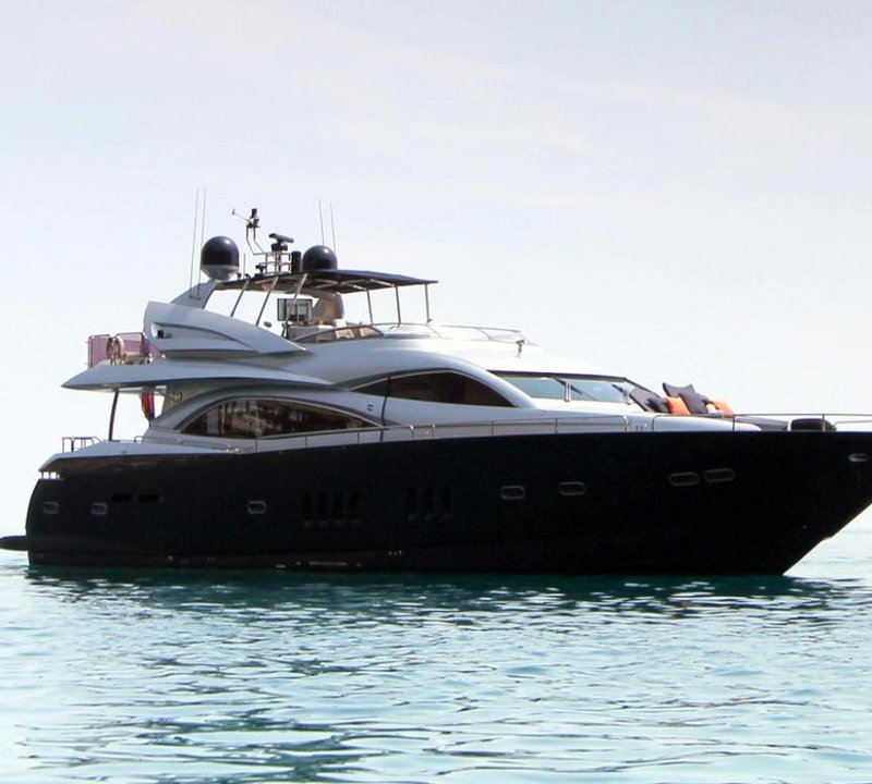 Yacht LEADING FEARLESSLY A Sunseeker 90 - Sistership GEORGINA Pictured