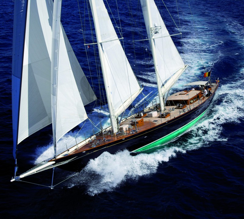 Yacht THIS IS US - Reaching Under Full Sail