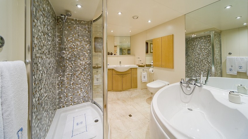 Yacht TITAN - Guest Bathroom