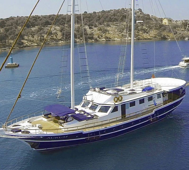 Aurum_entering_sibenik_harbour