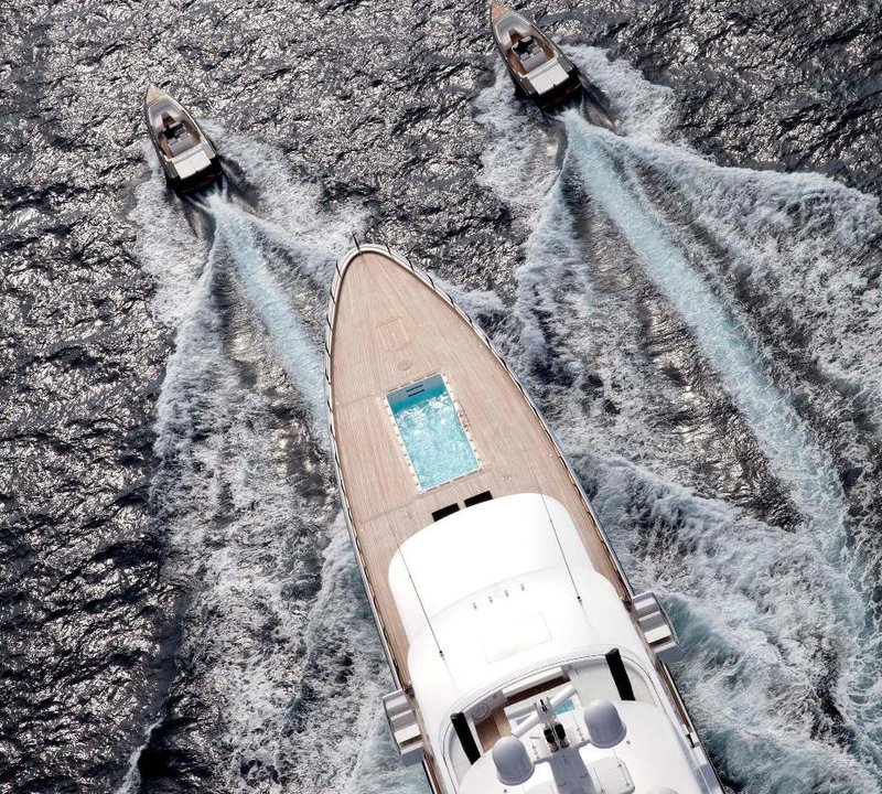 Bow Detail Running With Tenders